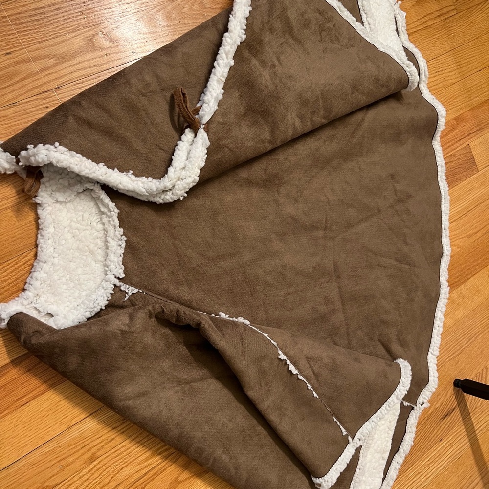 - Christmas tree skirt Sherpa